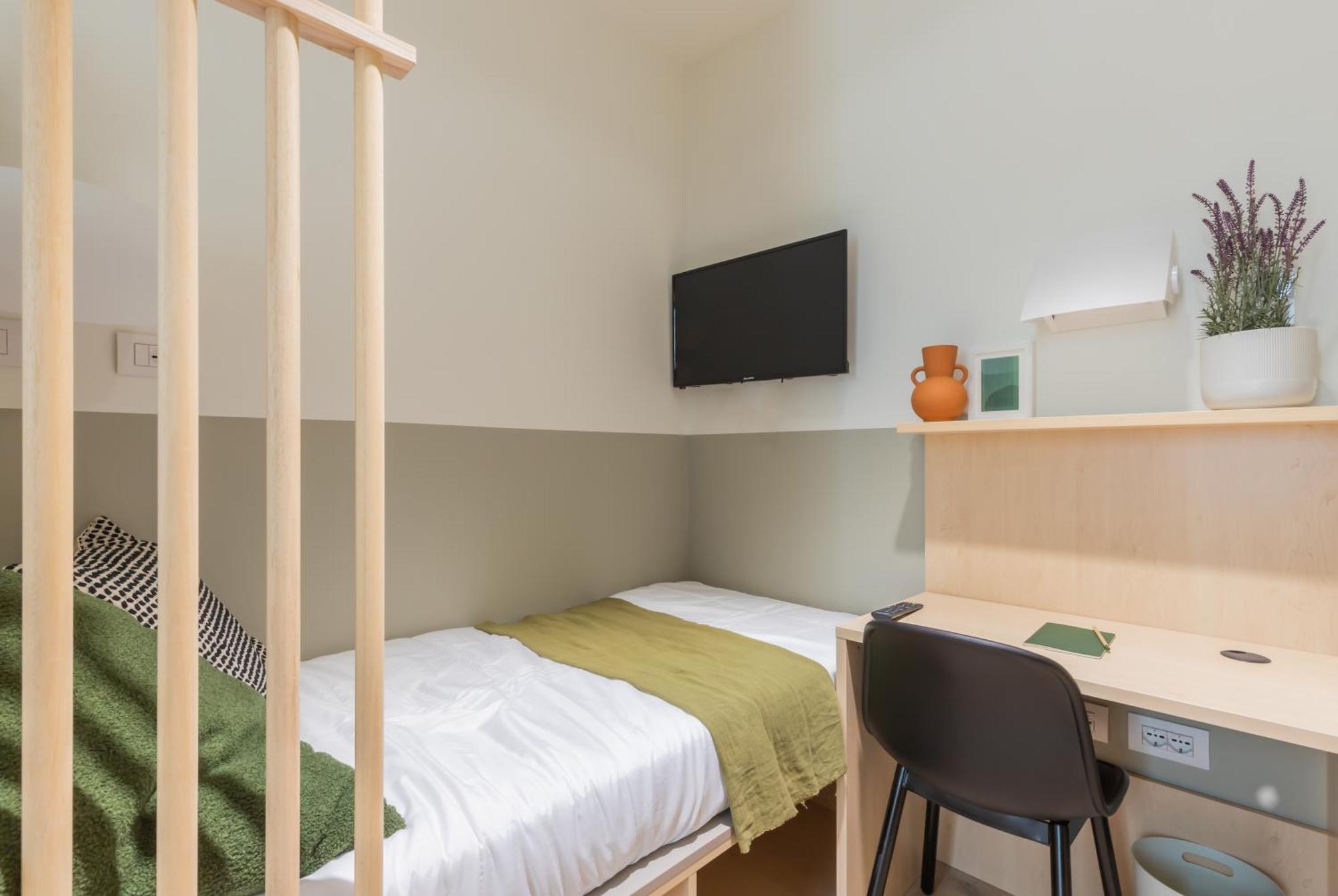 Well-Located Campus Rooms Near City Park Мілан Екстер'єр фото