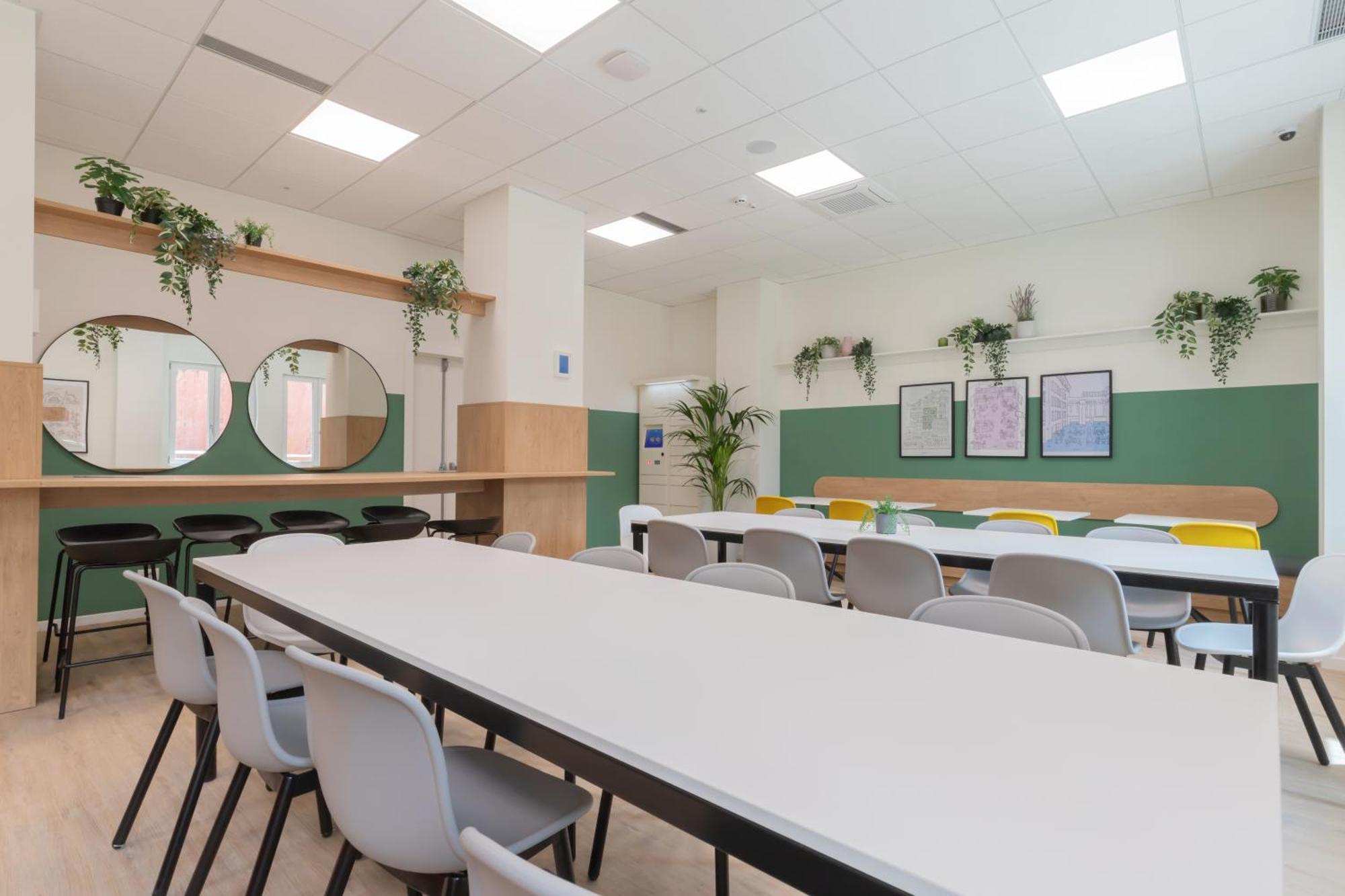 Well-Located Campus Rooms Near City Park Мілан Екстер'єр фото