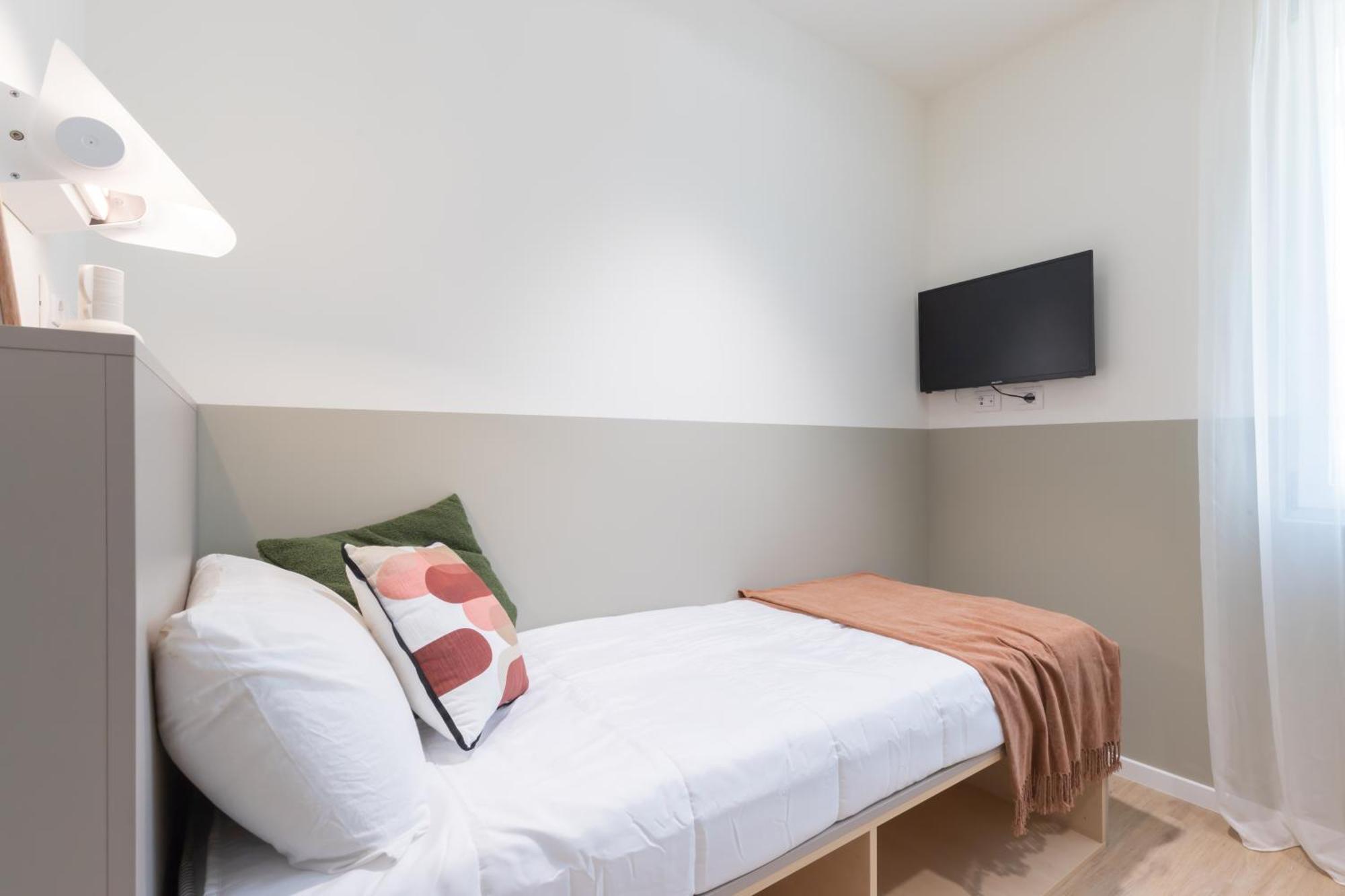 Well-Located Campus Rooms Near City Park Мілан Екстер'єр фото