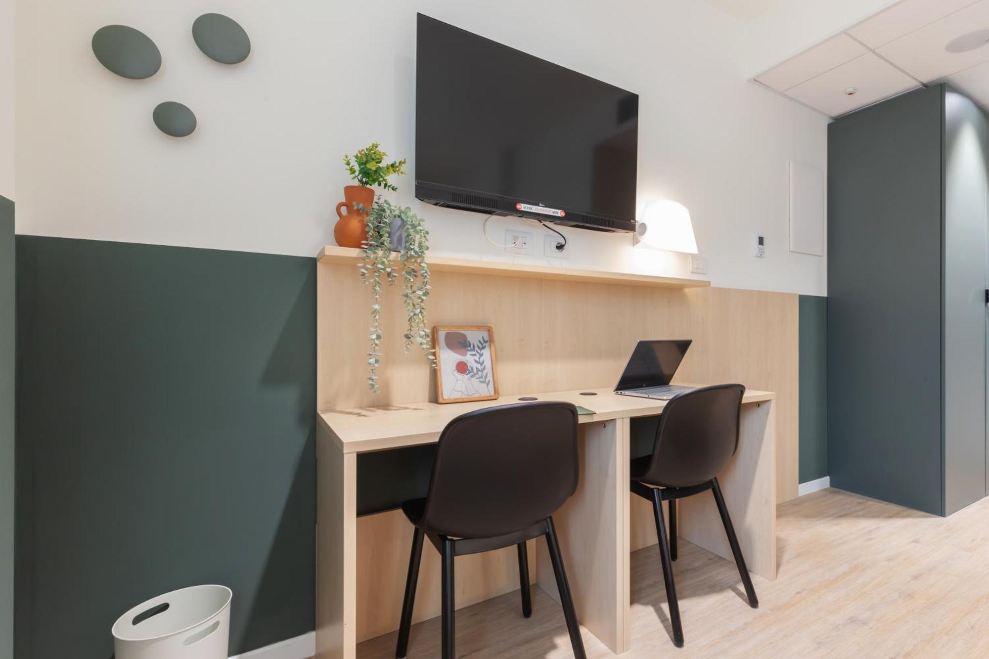 Well-Located Campus Rooms Near City Park Мілан Екстер'єр фото