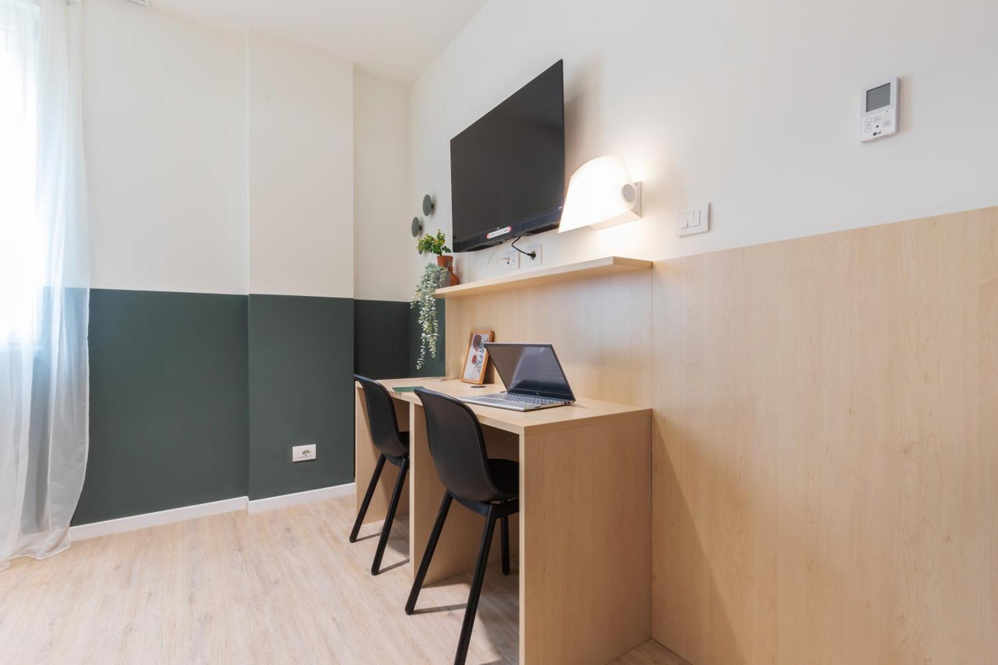 Well-Located Campus Rooms Near City Park Мілан Екстер'єр фото